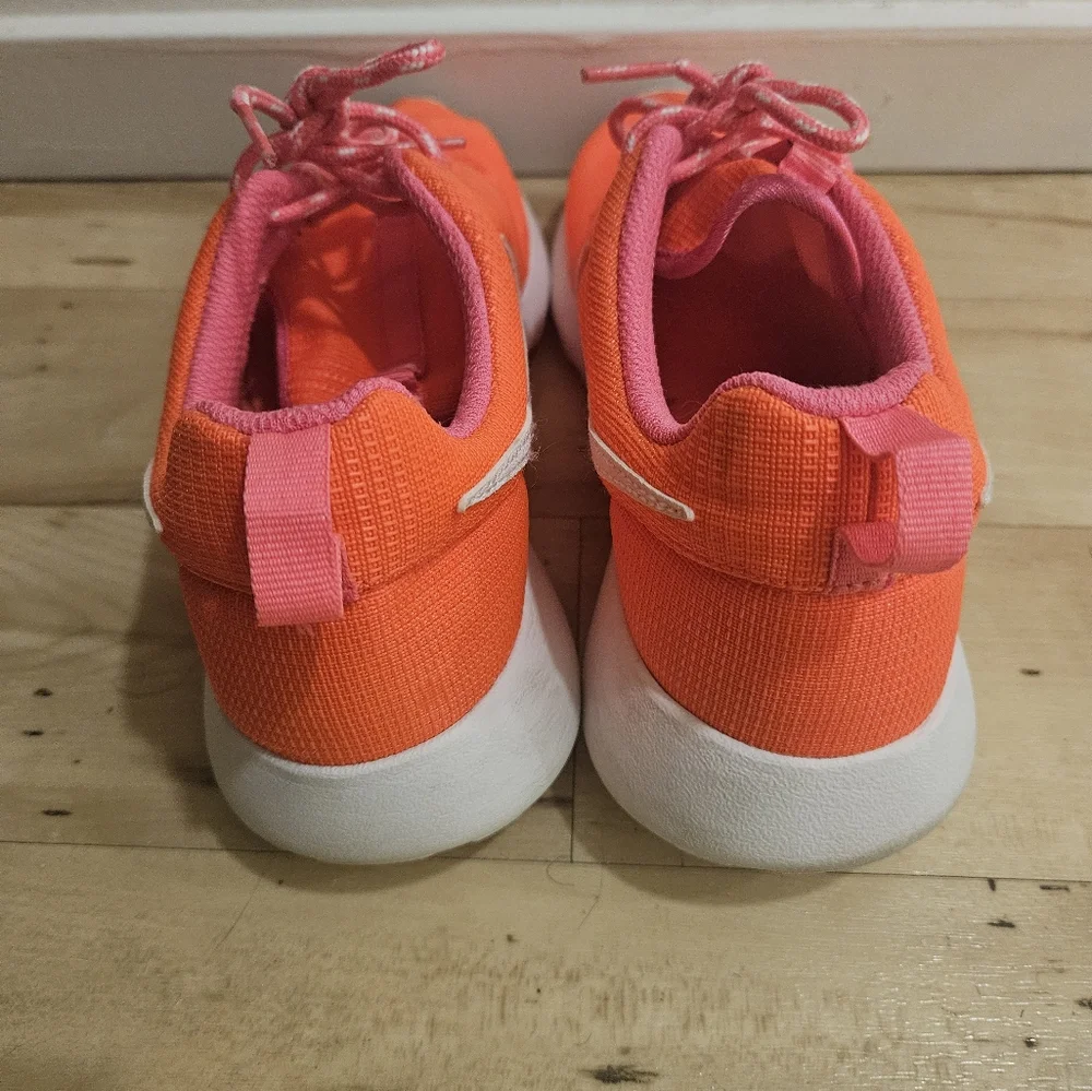Girl's NIKE 'Roshe One' Sz 7Y US Runners Shoes Orange Pink - Picture 4 of 8